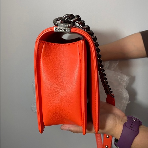 CHANEL New Medium Chevron Boy - Picture 5 of 12